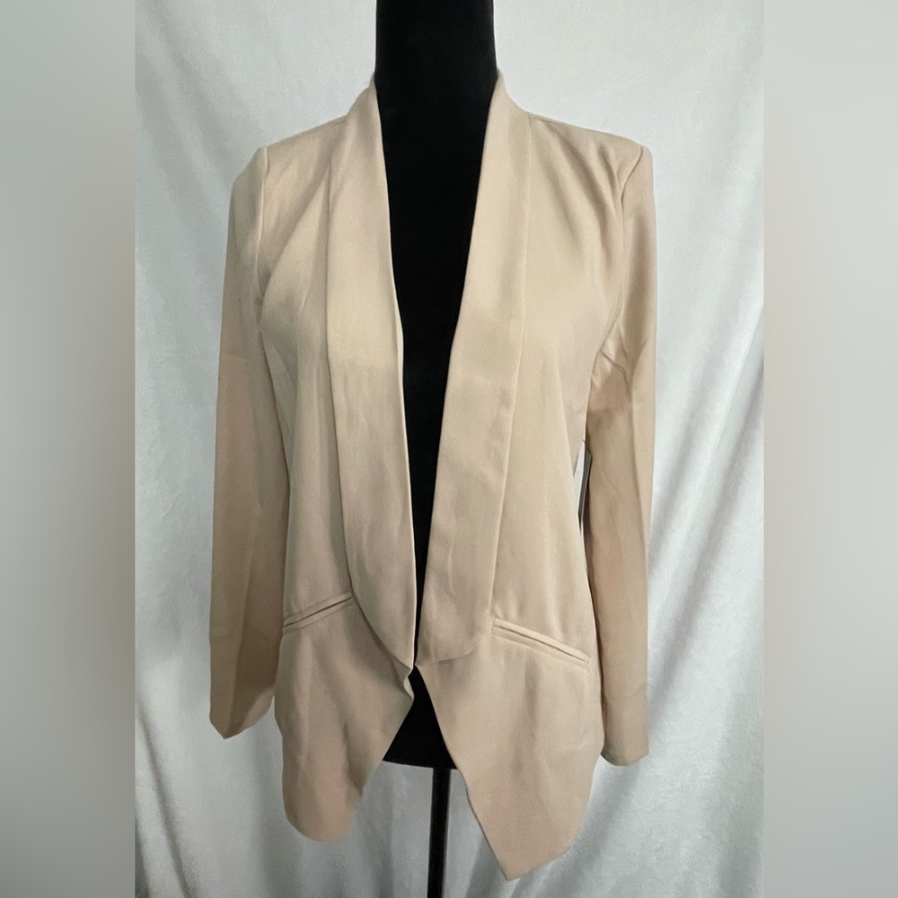 Beautiful blazer. Perfect for summer!